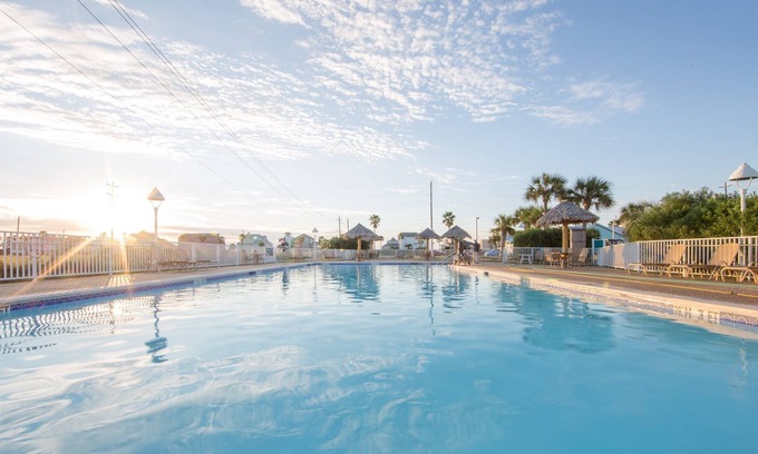 Galveston Villa | Walk to the Beach. Pool & Hot Tub. Mini Golf
