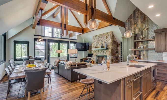Four O'Clock House | Walk to the slopes! Completely remodeled with 5-star finishes and private hot tub!