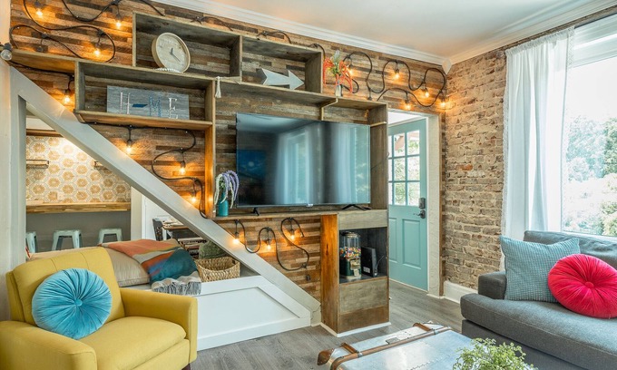 North Chattanooga House | WALK to top Chattanooga action from this Fun Fabulous Family/Friend(ly) Home!