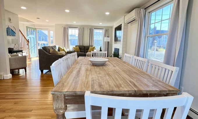 Sandwich House | Walk to Town Neck Beach! All linens included & booking for 2025! New amenities!
