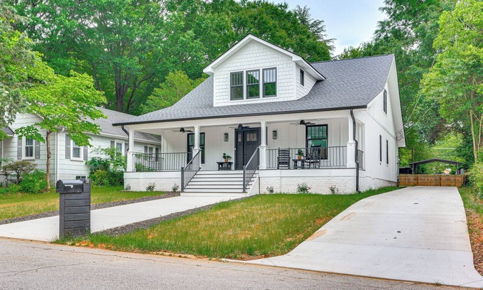 Lexington House | Walk to Uptwn Lexington: Modern Retreat w/Porch!