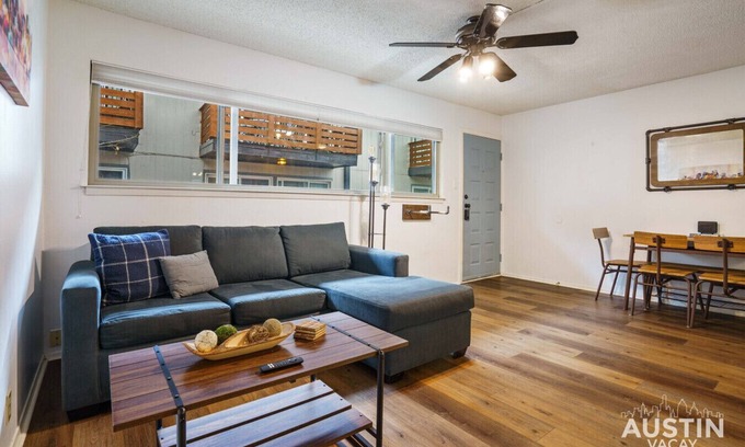 West Campus Apartment | Walk to UT/Cafes/Dining│Free Parking│Cozy Apt Sleeps 4│1BR/1BA