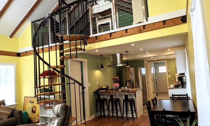 Downtown Buffalo Cottage | Walkable Elmwood Cottage, No Chores 4Bath 4BR 4Car