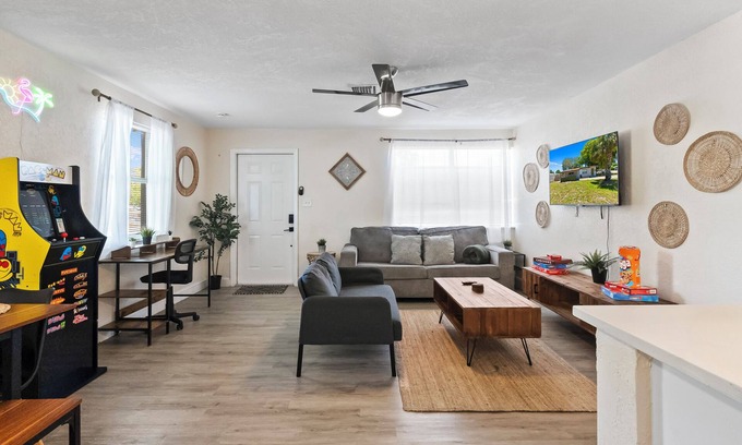 North Andrews Gardens House | Walkable Gem : Retro Arcades : Near Lauderdale-by-the-Sea