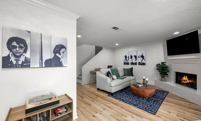 Montrose House | Walkable Montrose 2BR | Music Retreat | Sleeps 10