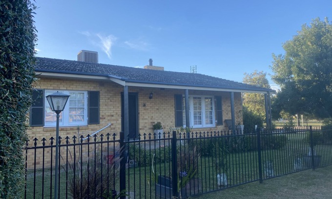 West Tamworth House | Walking distance to West Leagues Club & Golf Club 3 bedroom home, enclosed yard