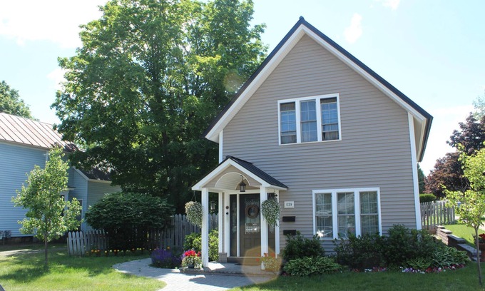 Marquette Apartment | Walking distance to shopping, dining, and brew pubs. Nearby NMU and hospital