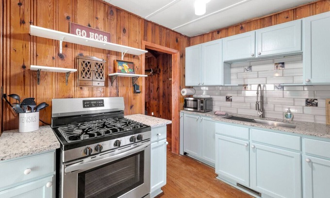 Rockaway Beach House | Walking distance to Lake Taneycomo!