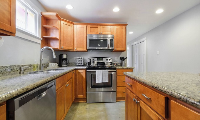Uptown Historic District House | WalkScore90 l Beautiful & Spacious 4BR l By Magazine & Rouses Market