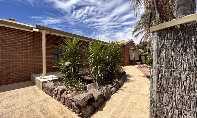North Beach Apartment | Wallaroo Getaway - Walking Distance to Beach - Entire Home
