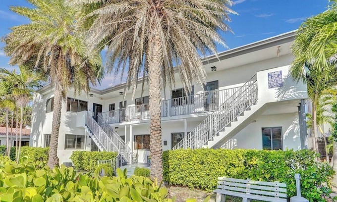 North Beach Apartment | WALNUT # 2 · Waves On Walnut -Beach access
