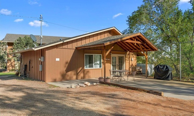 Manitou Springs Cottage | Waltons Mountain Cottage - HOT TUB
