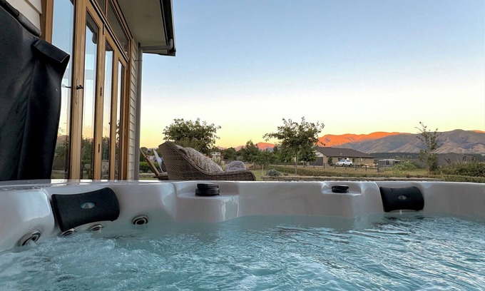 Luggate House | Wanaka winter luxury, hot tub & mountain views