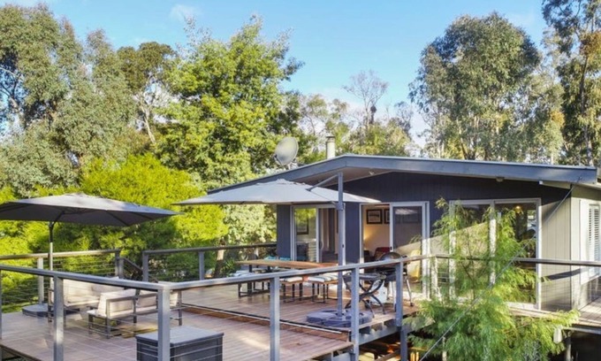 Jamieson House | Wanyiora, located just metres from the shoreline of stunning Lake Eildon.