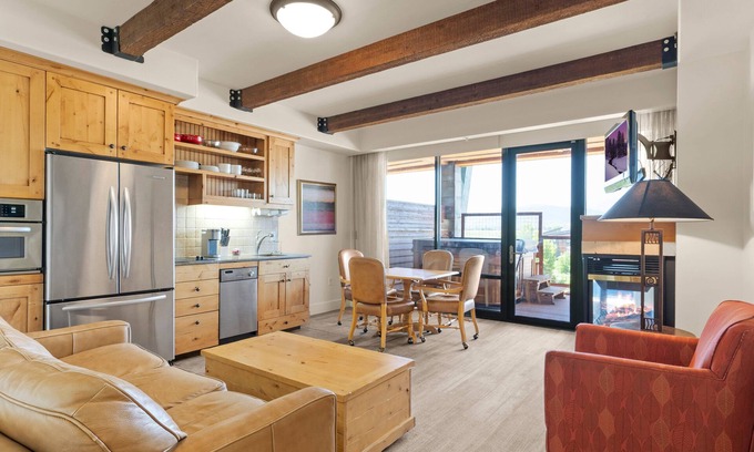Kimball Junction Condo | Warm 1Bdrm | Hot Tub, Fireplace, Walkable Location + King Bed