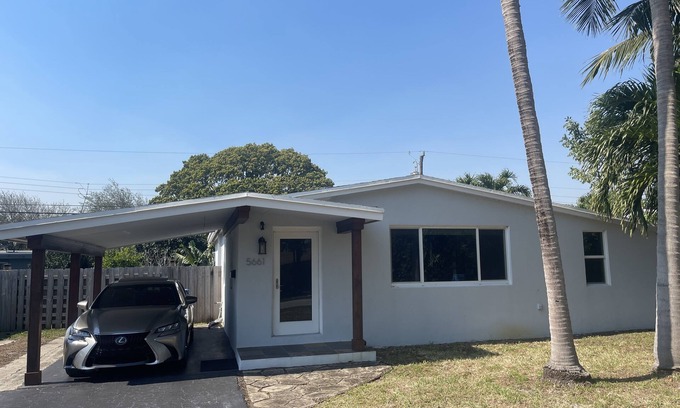 North Andrews Gardens House | Warm and cozy fully remodeled 2/1 house with tons of natural light and gas range