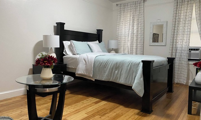 Fort George Apartment | Warm and cozy room near the train station that will take you to explore the city