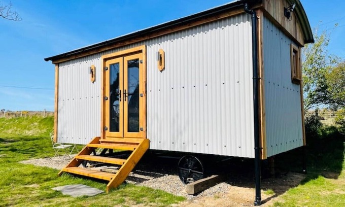 Goodwick Cabin | Warm, cosy Shepherds Hut near coastal path!