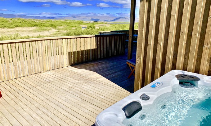 Borgarnes Cottage | Warm Cottage for 10 with Guest House and HotTub close to Snæfellsjökull Glacier