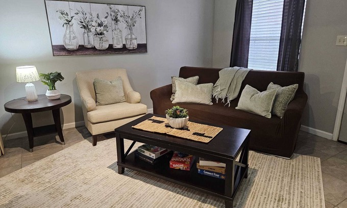 Cordova House | Warm & Cozy 4- Bedroom Home in the heart of Cordova, Close to Everything.