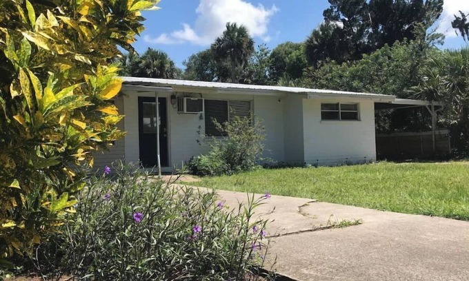 Hawks Park House | Warm & Cozy Cottage at New Smyrna Beach