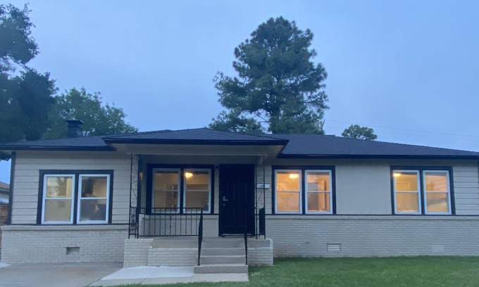 Duncan House | Warm Cozy Home on Spruce
