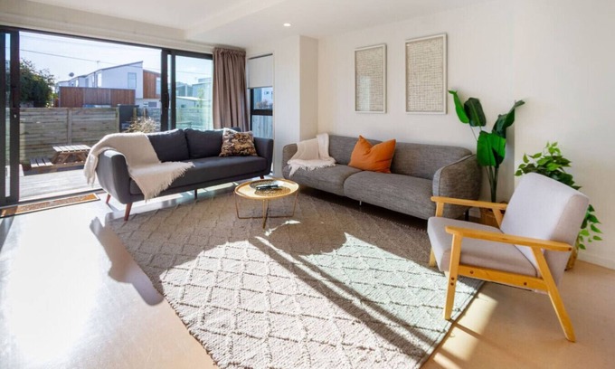 Edgeware House | Warm Family Comfort in the City with Garage Parking