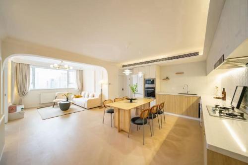 Huangpu Apartment | Warm Four Bedroom Apartment with Huangpu River View