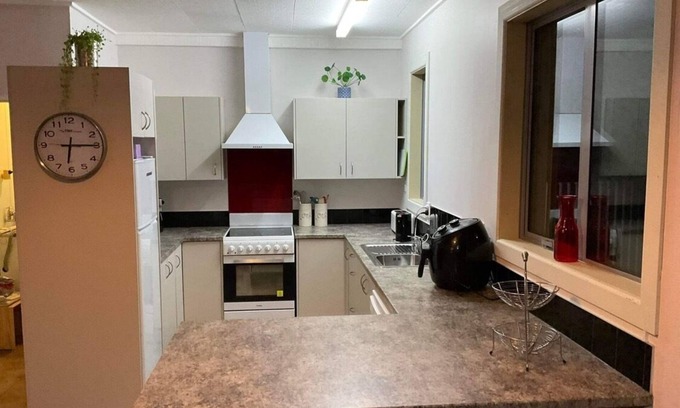 Invercargill House | Warm, reno’d 3-brm bungalow in quiet family suburb, a short drive to city center