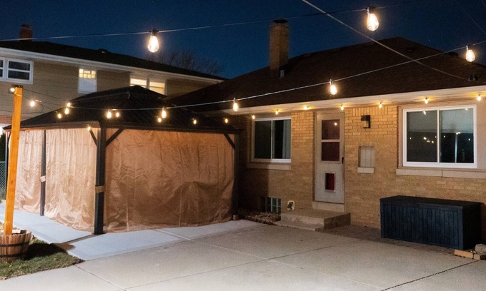 Glendale House | Warm spacious midsize home w/comfort and fun