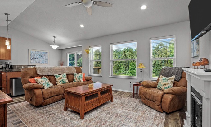 Salem House | Warm & Welcoming Solar Home on Keizer Quiet Lane