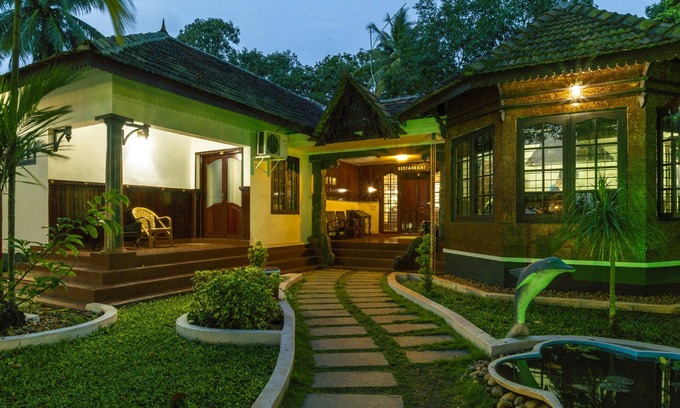 Nedumudy Hotel | Warmth Lake Haven