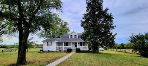 Johnson County House | Warrensburg, UCM, Whiteman AFB, KC Chiefs, Wedding Venue, Bring your Pet, Secluded Farmhouse