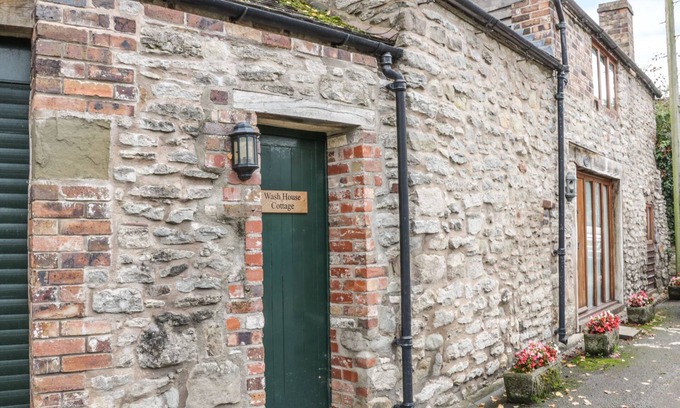 Much Wenlock Cottage | WASH HOUSE COTTAGE, pet friendly, with a garden in Much Wenlock