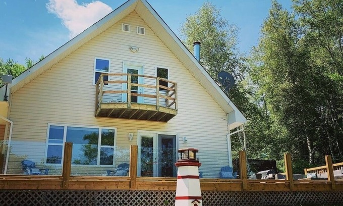 Shannon Cottage | Washademoak Lake House- hot tub, private beach & family-friendly vacation home