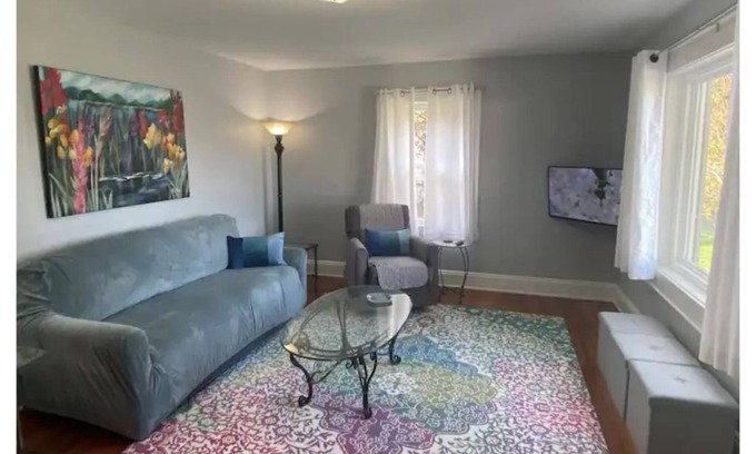 Hickory House | Washer, Dryer, Desk, Smart TV, Blackout Shades, Fully Stocked Kitchen Cookware