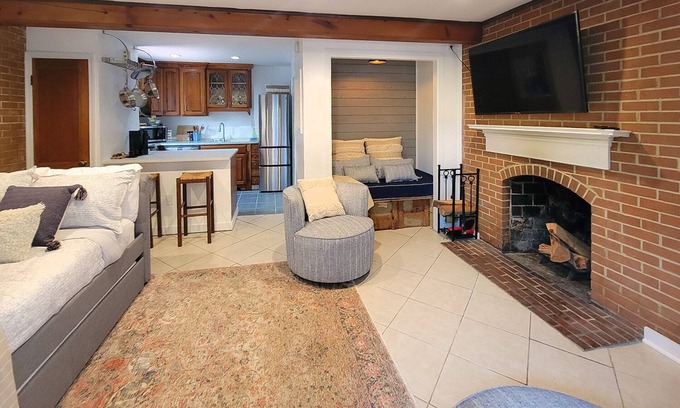 Old Town Alexandria Apartment | Washington Family Property, Lower Carriage House in Old Town on 107 S Lee Street