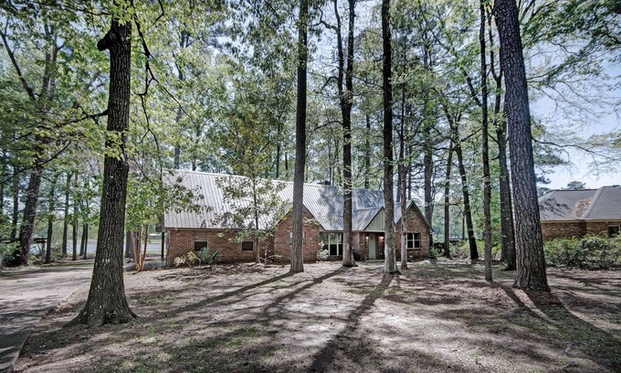 Flowood House | Water Access 6BR/3BA w/Porches & Room for 14