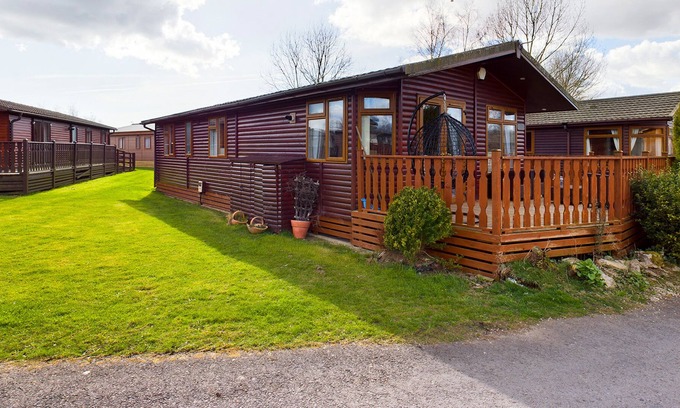 Yealand Conyers Cabin | WATER EDGE LODGE, family friendly, with pool in Carnforth