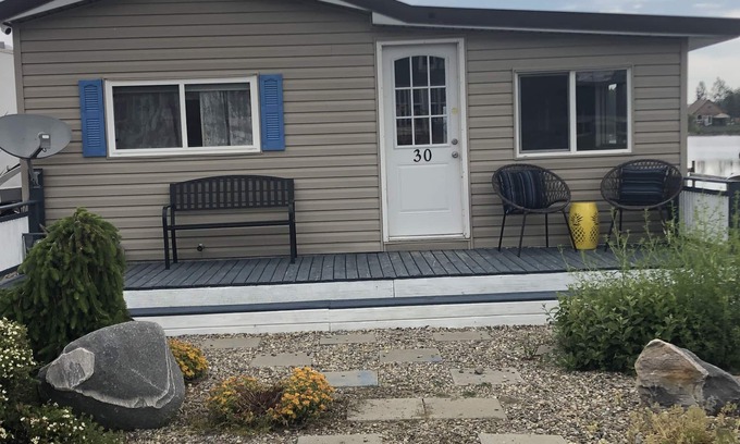 Division No. 3 Cottage | Water Front Cottage near Waterton (30 min)