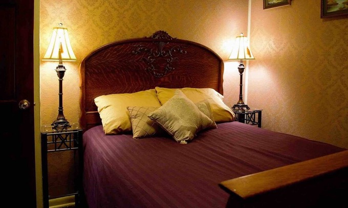 Russell House | Water Lilies Room at Carousel Bed and Breakfast