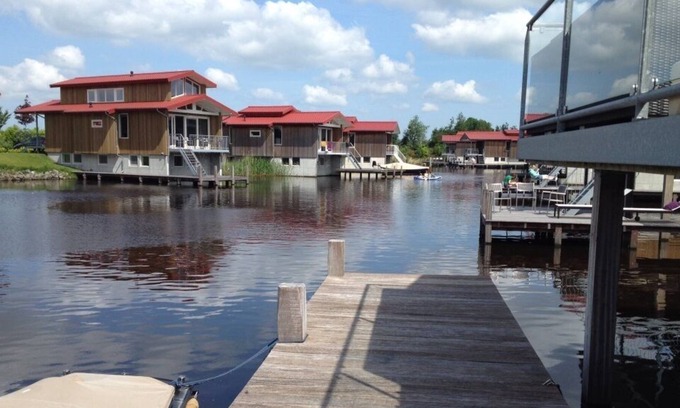 Noardburgum House | Water pavilion with indoor sauna and outdoor whirlpool!