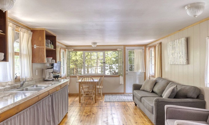 Marcell Cabin | Water's Edge LAKE Cabin ~Beach~Kayaks~Wifi~SUP Board~Campfire~State Park Nearby!