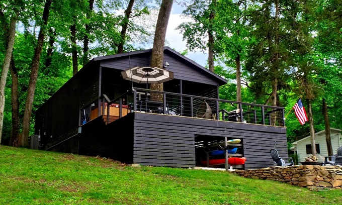 Fayetteville House | Water's Edge Midnight Eddy: Lakefront~Hot Tub~Fire pit~Kayaks~more
