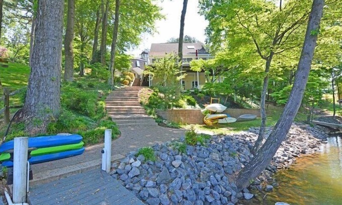 Huddleston House | Water Toys & Pet Friendly! Come Visit "Mellow Yellow"!