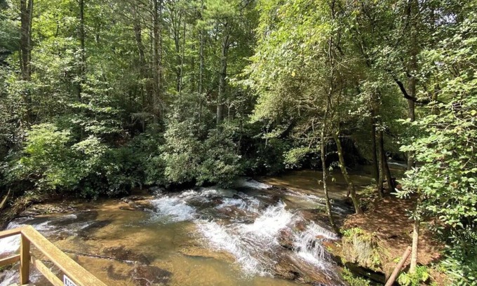 Wiley Apartment | Waterfall Retreat!-Riverfront 2-bedroom/2 Bath-Kitchen-Near Tallulah Gorge