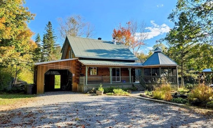 Mauricie Ski Chalet | Waterfront log cabin in Mauricie - Covered hot tub, pool table & Batiscan river