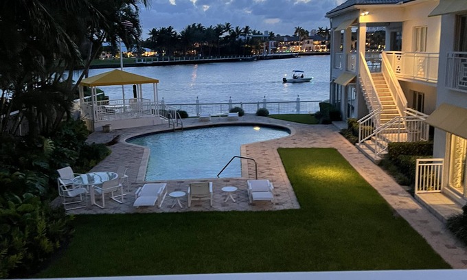Harbor Beach Apartment | WaterFront-1BR 1B Pool,Walk to Beach,Parking #6