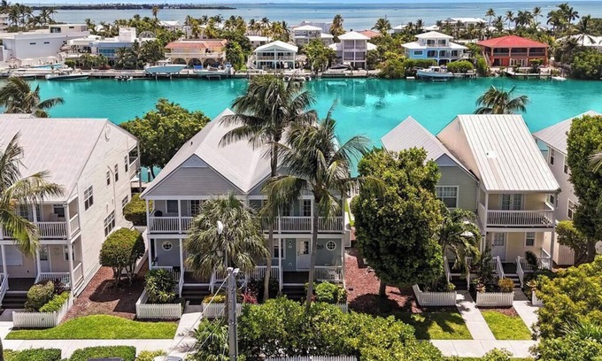 Marathon House | Waterfront! 4 Bed/3 BA Townhome, 32FTDock, Cabana Club, Paddleboard, Beach Gear!