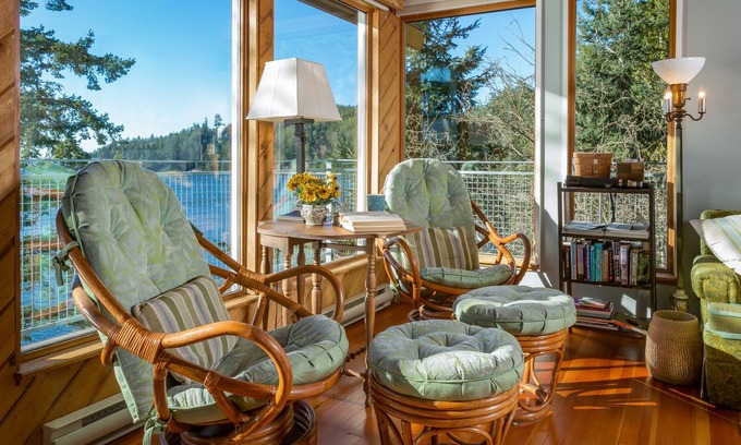 Bowen Island Cottage | Waterfront~Beach~Panoramic Sea Views~New Kitchen~Lrg Sunny Seaside decks~BBQ